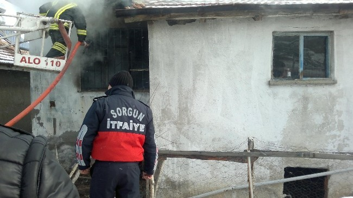 Sorgun\'da Tek Katlı Ahşap Evde Yangın Çıktı