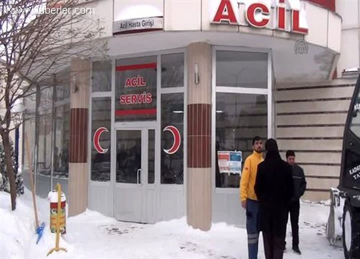Tatvan\'da Trafik Kazası: 22 Yaralı