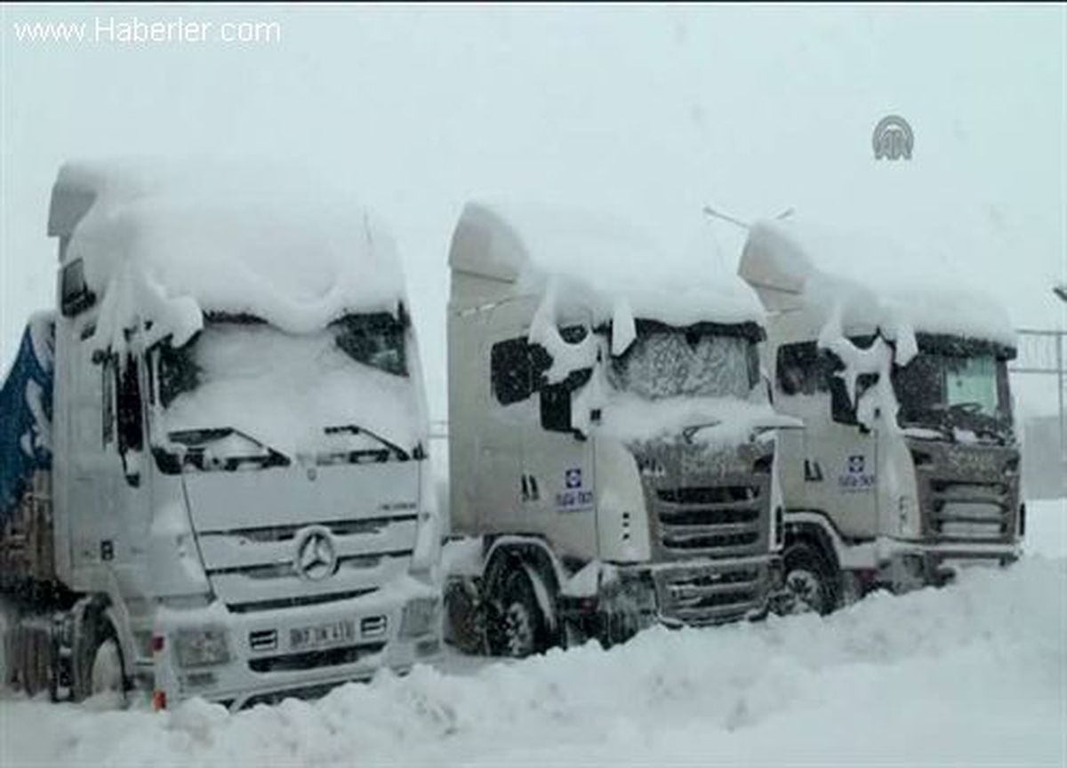 Tır şoförleri yolda mahsur kaldı -