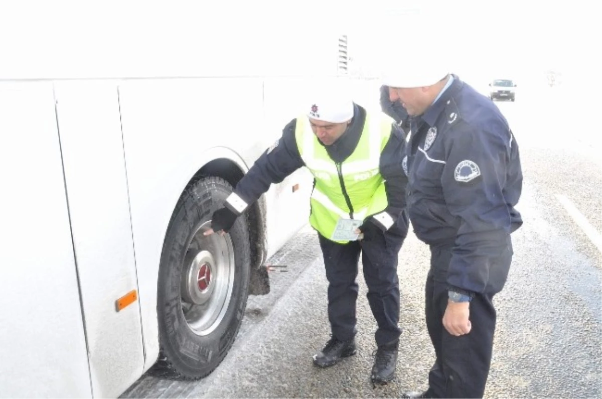 Yozgat\'ta Polis Ekipleri, Araçlarda Kar Lastiği Uygulaması Yaptı