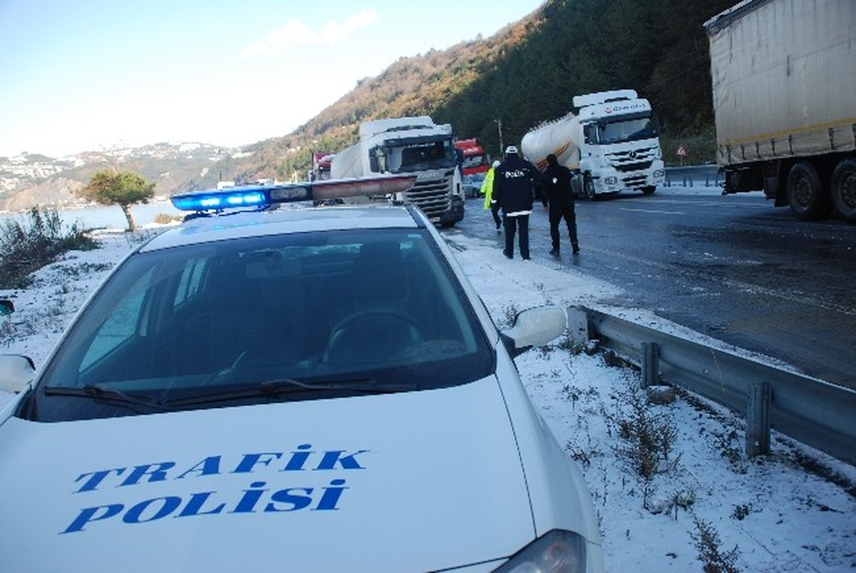 Zonguldak-İstanbul Yolu Buzlanma Nedeniyle Trafiğe Kapandı