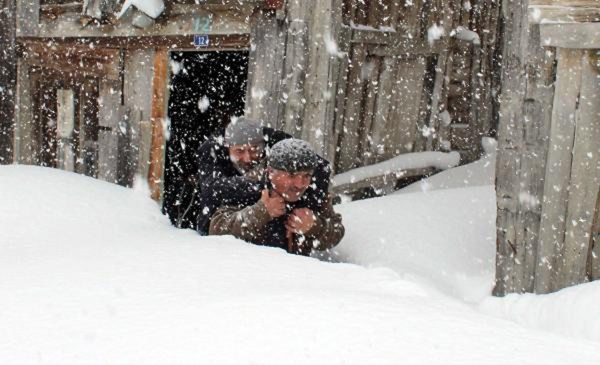 Yaşlı Çift, Kar Nedeniyle Evde Mahsur Kaldı