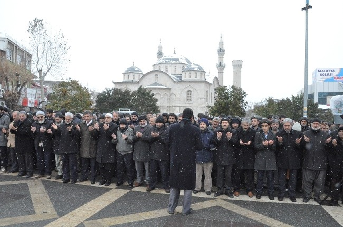 Abdülkadir Molla İçin Gıyabi Cenaze Namazı Kılındı