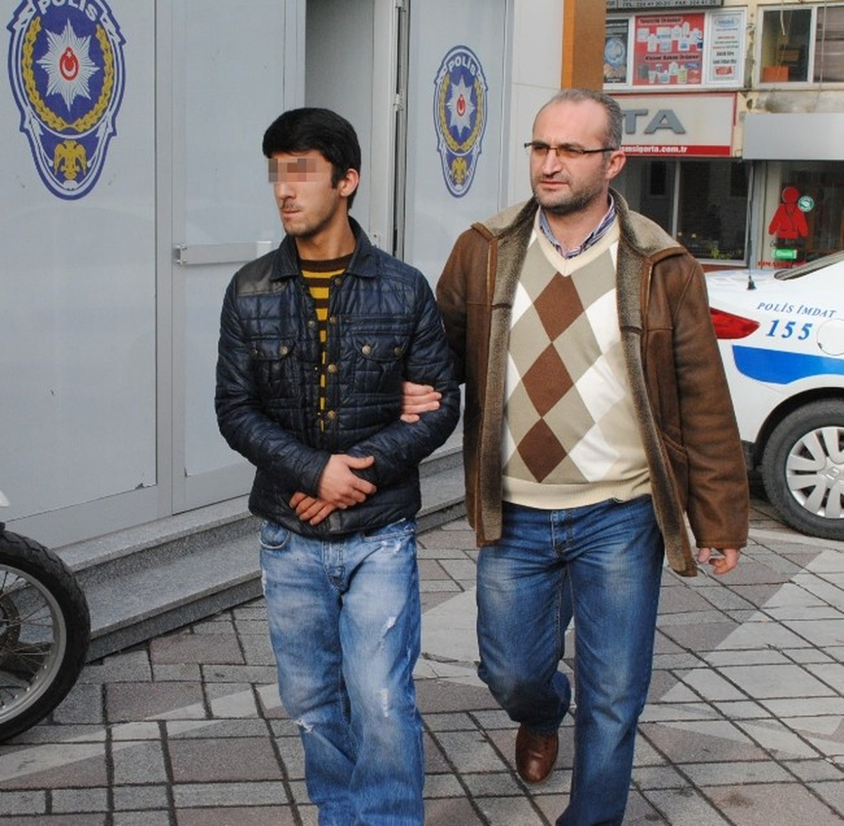 Alkollü Genç 25 Aracın Lastiğini Kesti