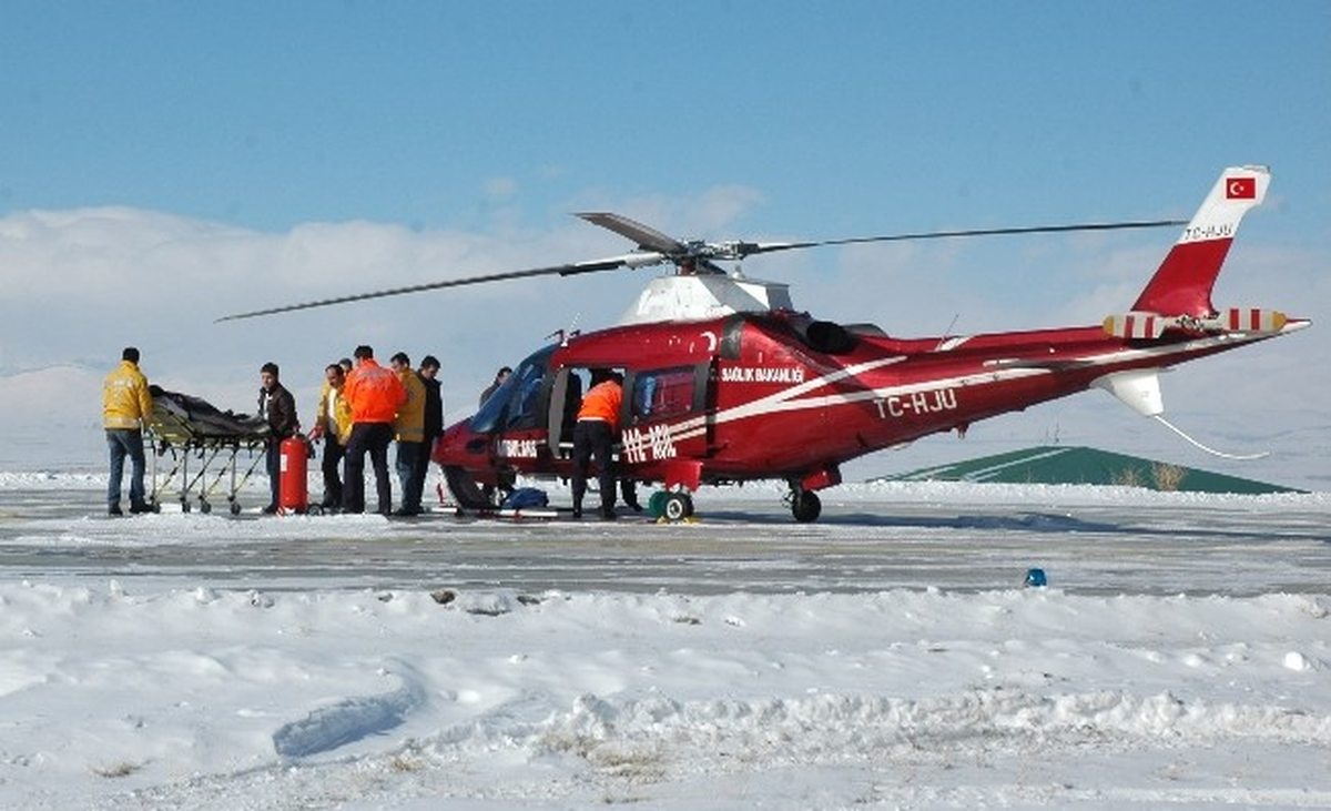 Ambulans Helikopter Kar ve Tipi Nedeniyle Yolu Kapanan Köylerdeki Hastalar İçin Uçuyor