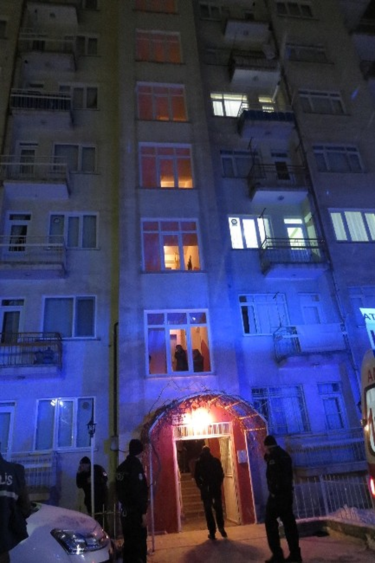 Yeşilyurt\'ta Havalandırma Boşluğuna Düşen Kişi Kurtarılamadı