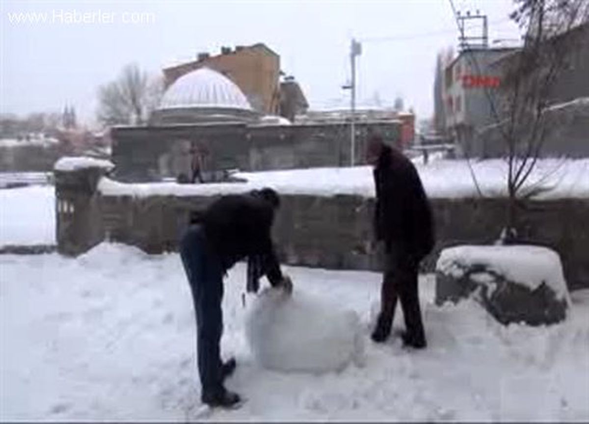 Aşıklar Çaldı Söyledi, Heykeltraş Kardan Kaz Heykeli Yaptı