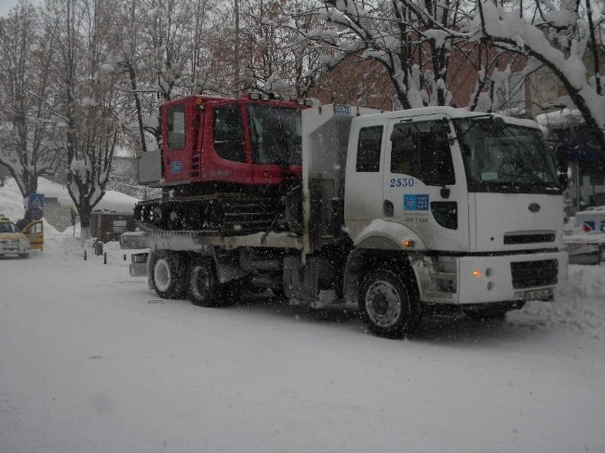 Azdavay\'da Elektirik ve Telefonları Kesik Köylere Kar Aracıyla Ulaşıldı