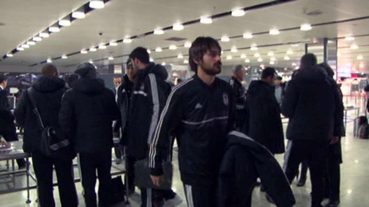 Beşiktaş Takımı Özel Uçakla Tolga Zengin\'in Annesi Melek Zengin\'in Cenaze Töreni İçin Trabzon\'a...