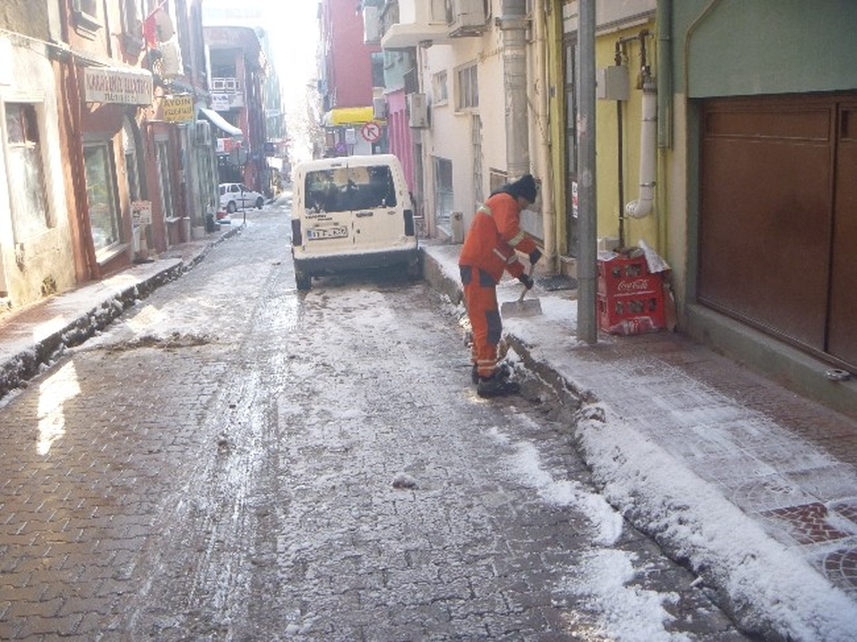 Bilecik\'te Kaldırımlar Kardan Temizleniyor