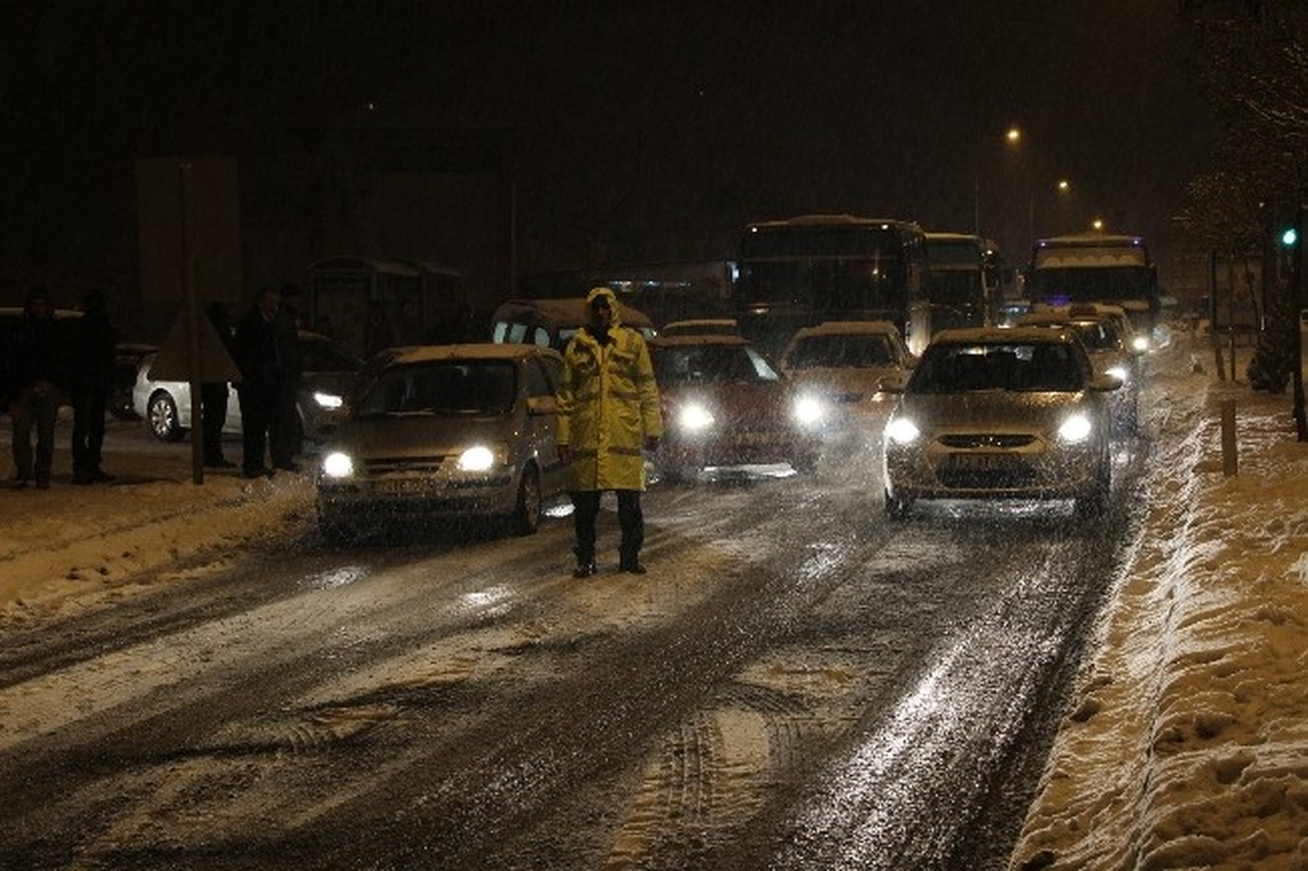 Bingöl\'de Kar Yağışı Trafiği Kilitledi