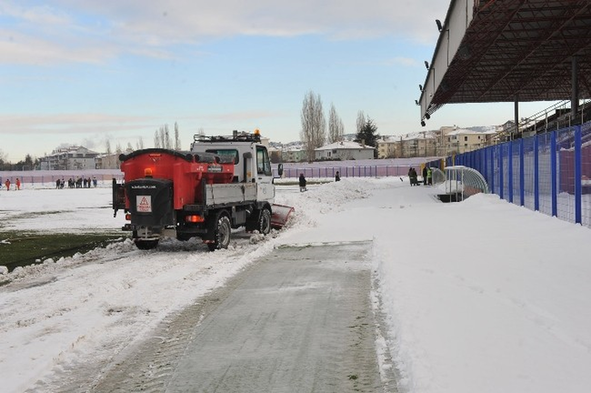 Bozüyük Stadı Kardan Temizleniyor