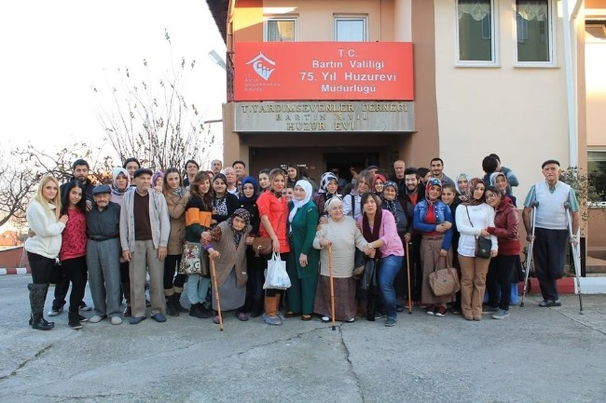 Bü Öğrencilerinden Huzurevine Ziyaret