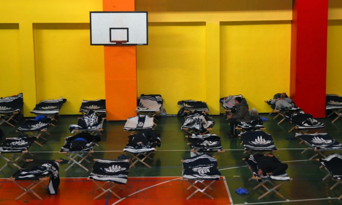 Büyükşehir "Evsizleri" Zeytinburnu Spor Salonu\'nda Misafir Ediyor