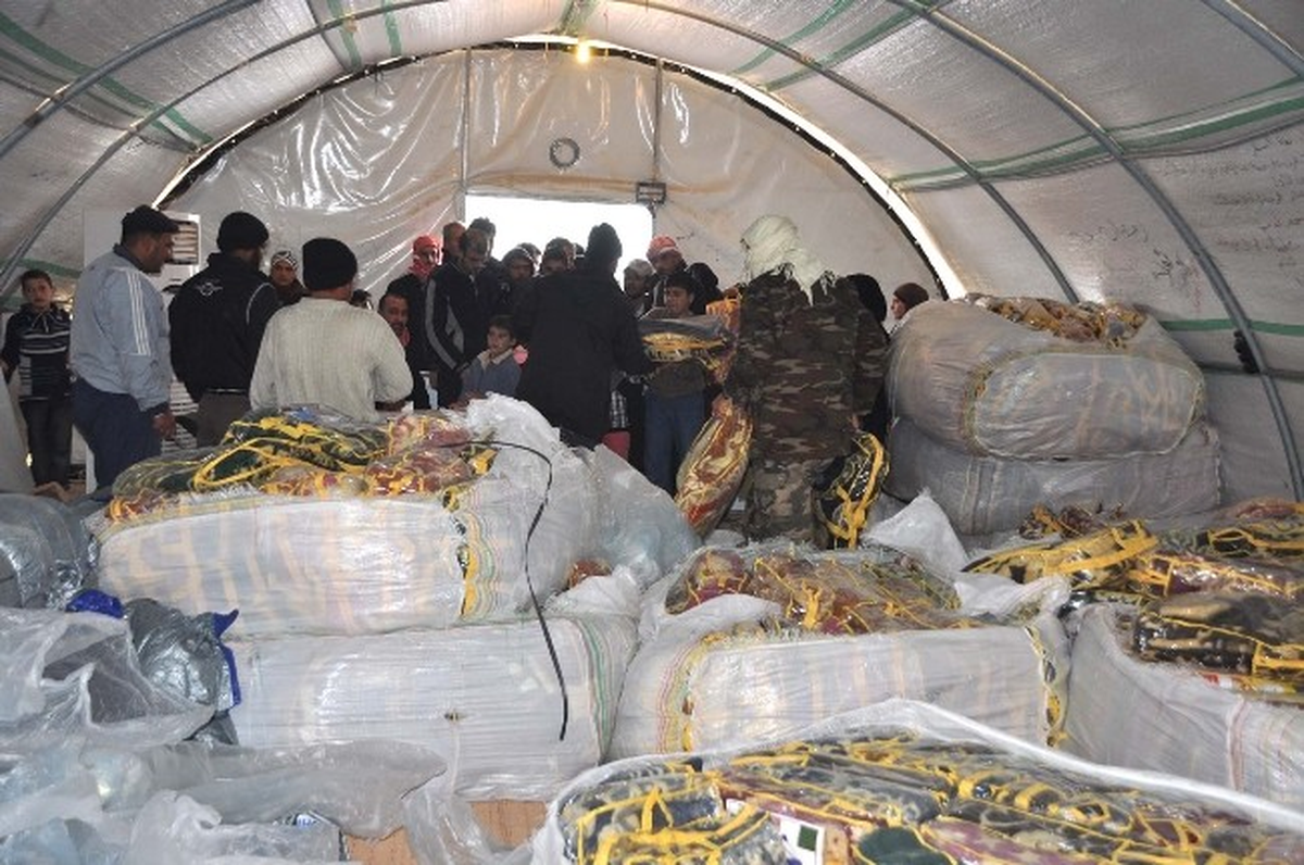 Akçakale\'deki Çadır Kente Battaniye Dağıtılıyor