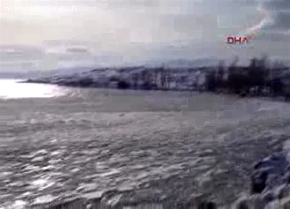 Çıldır Gölü\'nün Yüzeyi Buz Tuttu