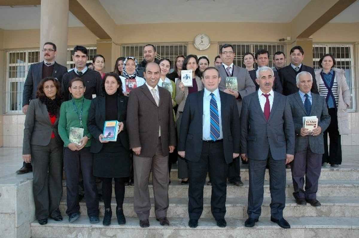 Demre\'de Öğretmenler İstediği Kitabı Okuyor