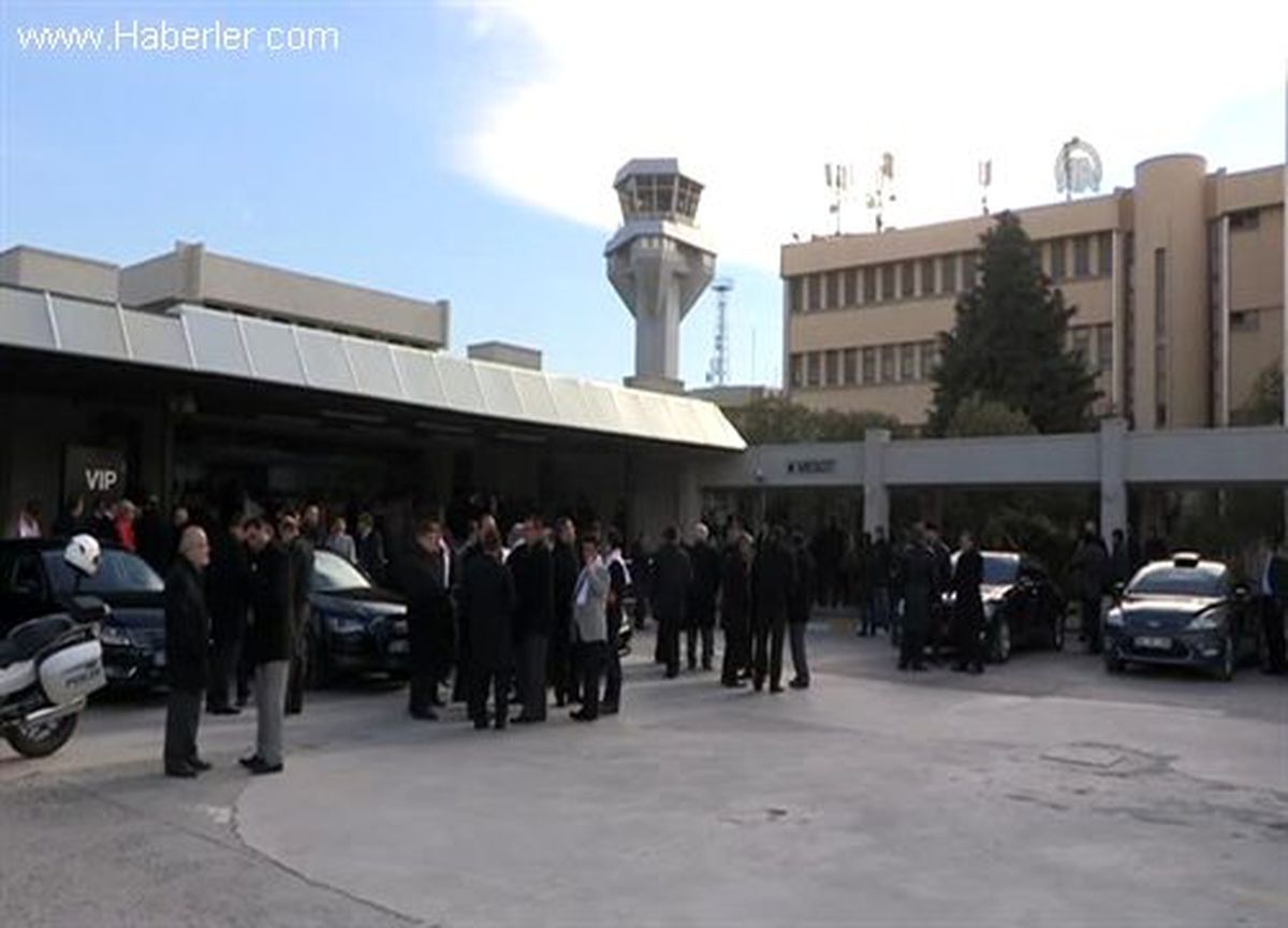 Erdoğan, cuma namazını Adnan Menderes Havalimanı\'ndaki camide kıldı -