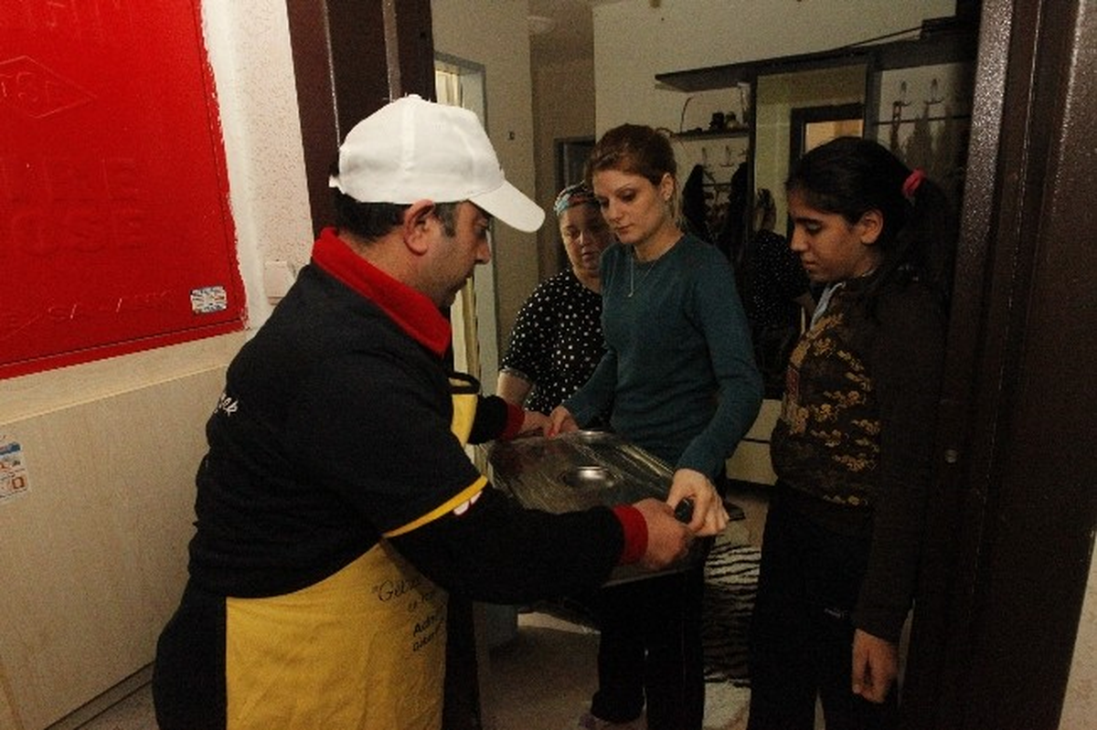 Gebze\'de Taziye Evlerine Sıcak Yemek Servisi