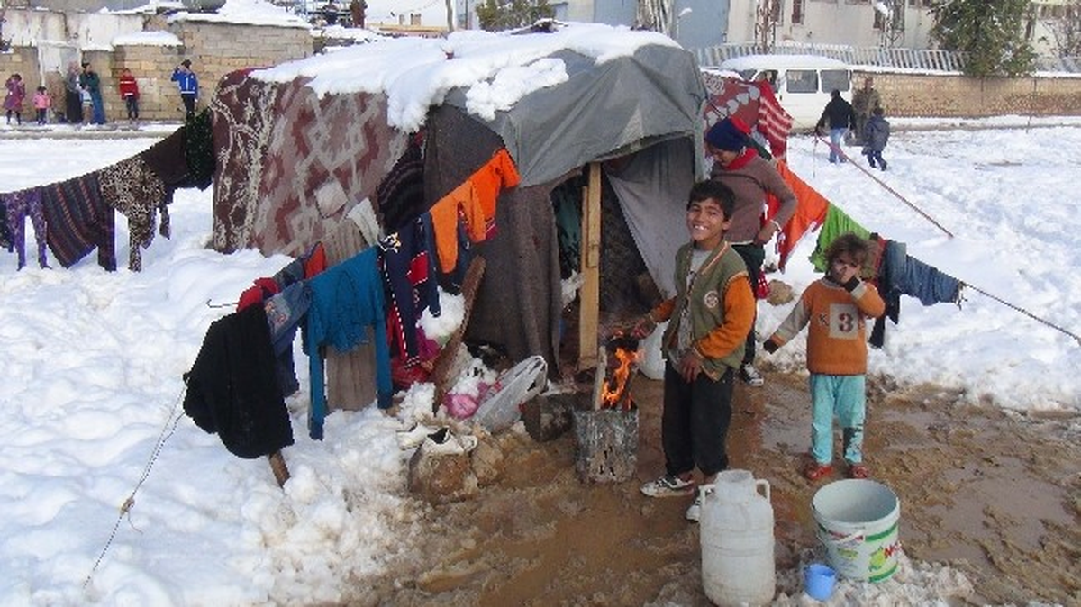 Giymek İçin Ayakkabı Bulamayan Suriyeli Çocuklar Çıplak Ayakla Karda Dolaşıyor
