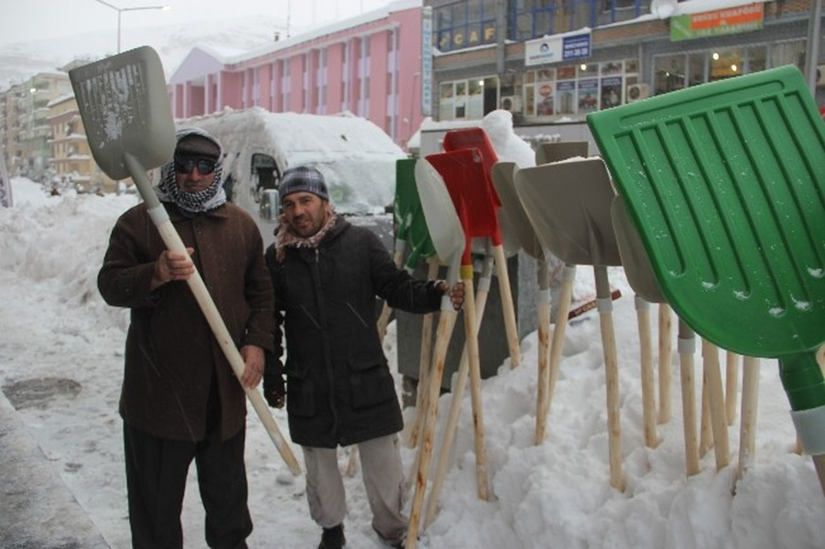 Hakkari\'de Kar Küreklerine Rağbet
