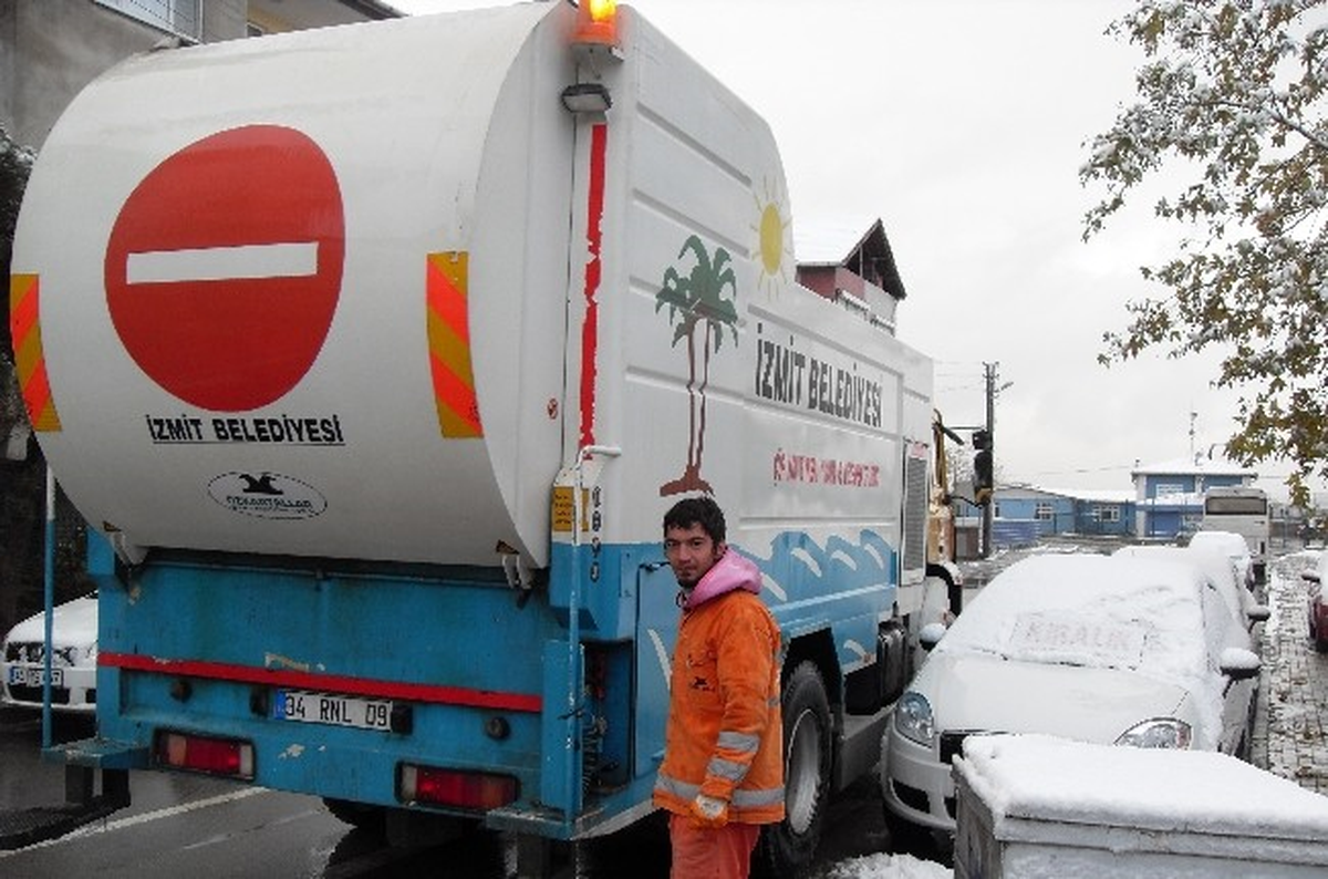 İzmit\'te Çöp Konteynerleri Yıkanıyor