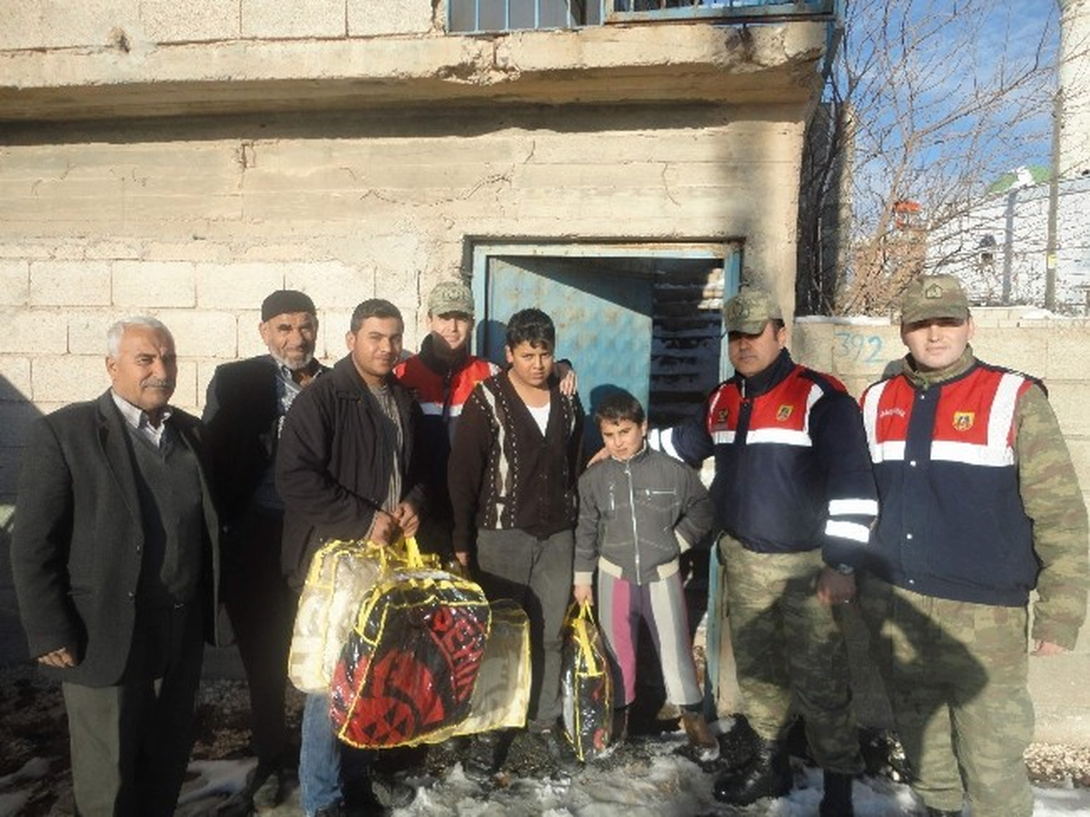 Jandarma, Suriyelilere Battaniye Dağıttı