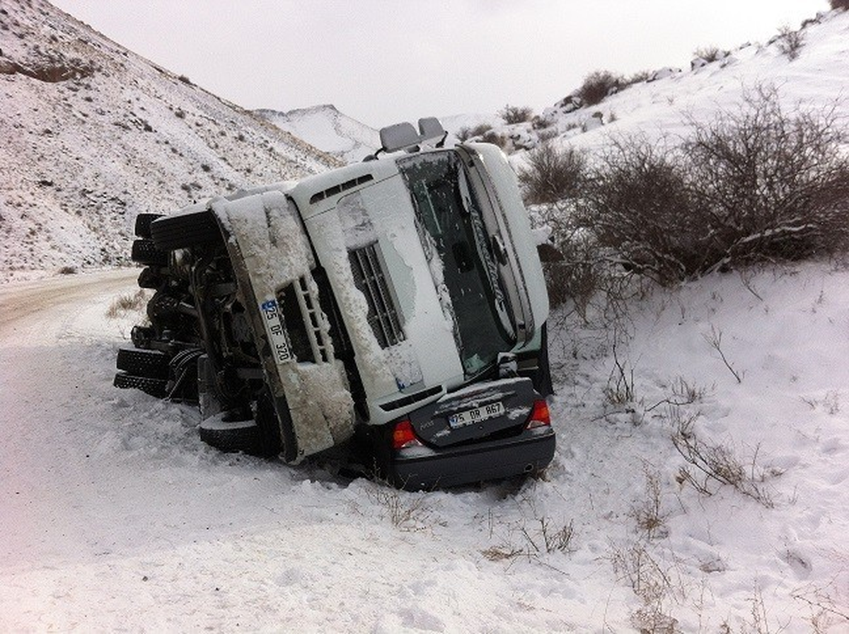 Kağızman\'da Trafik Kazası: 2 Yaralı