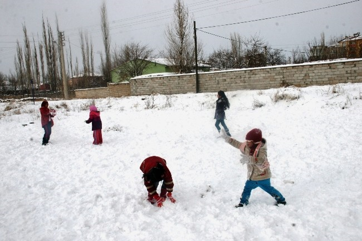 Kar Yağışı En Çok Öğrencileri Sevindirdi