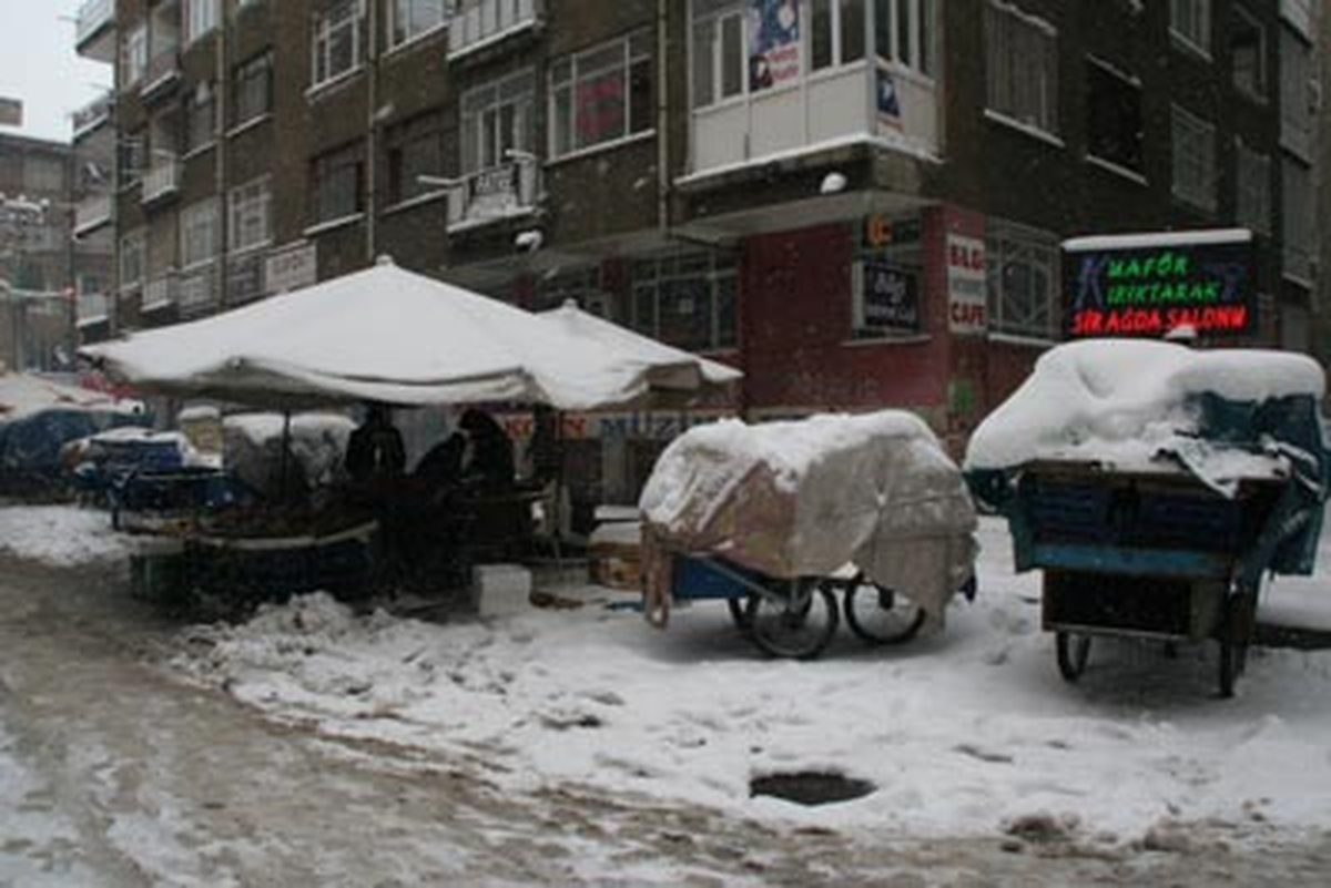 Kar yağışı Pazar Esnafını Olumsuz Etkiledi