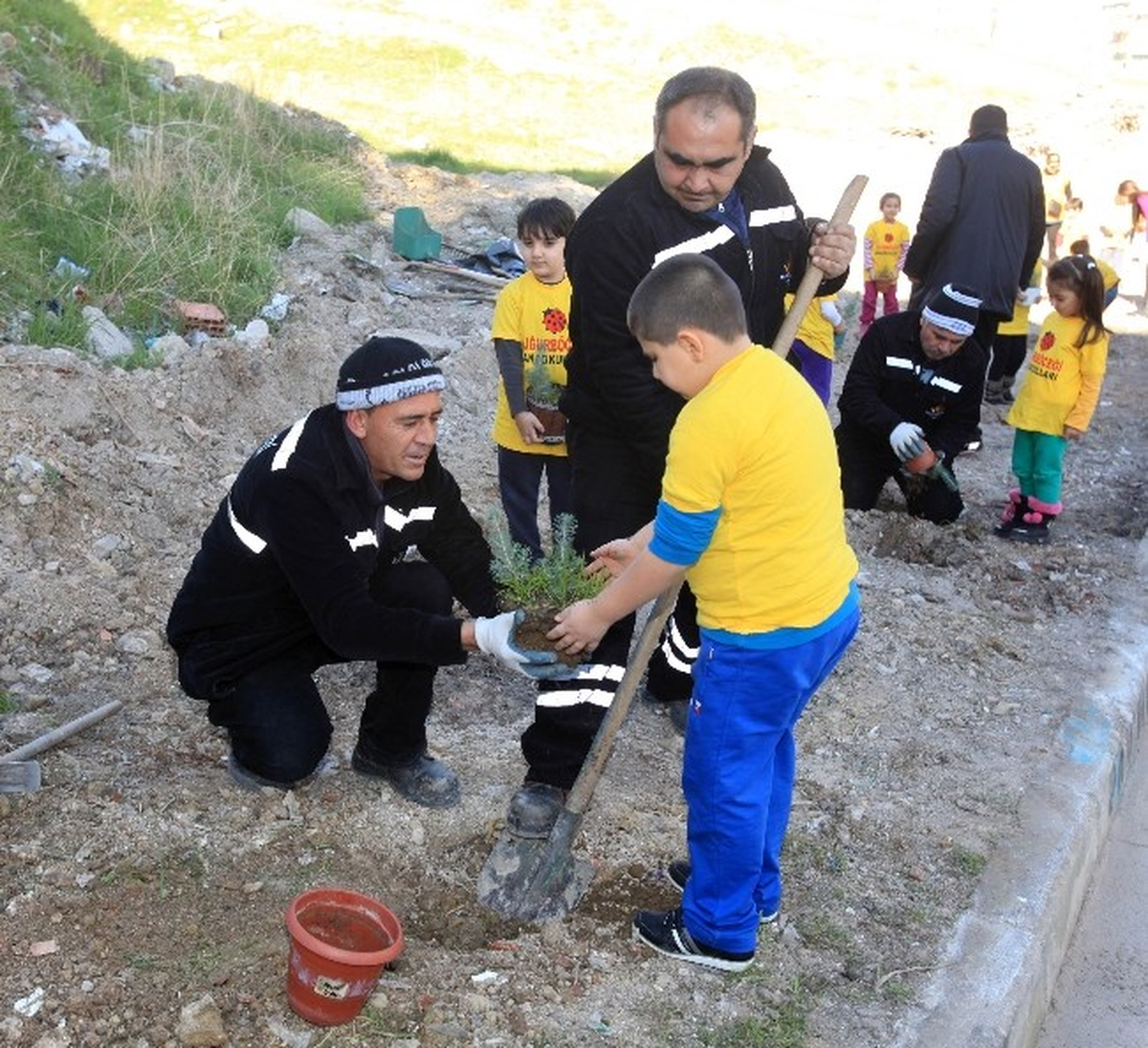 Karabağlar\'ı Minik Eller Yeşillendirdi