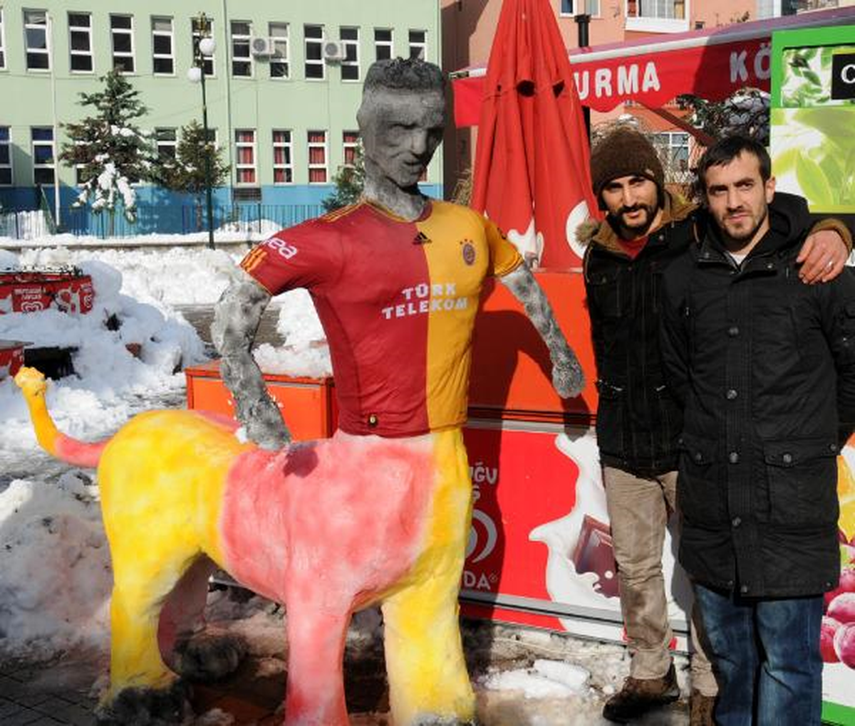 Drogba\'nın Kardan Heykeli Yapıldı