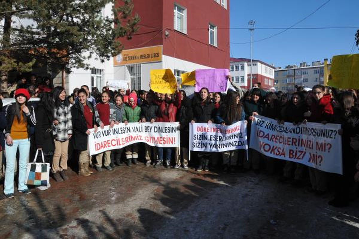 Kız Meslek Lisesi Öğrencilerinden \'Öğretmen\' Eylemi