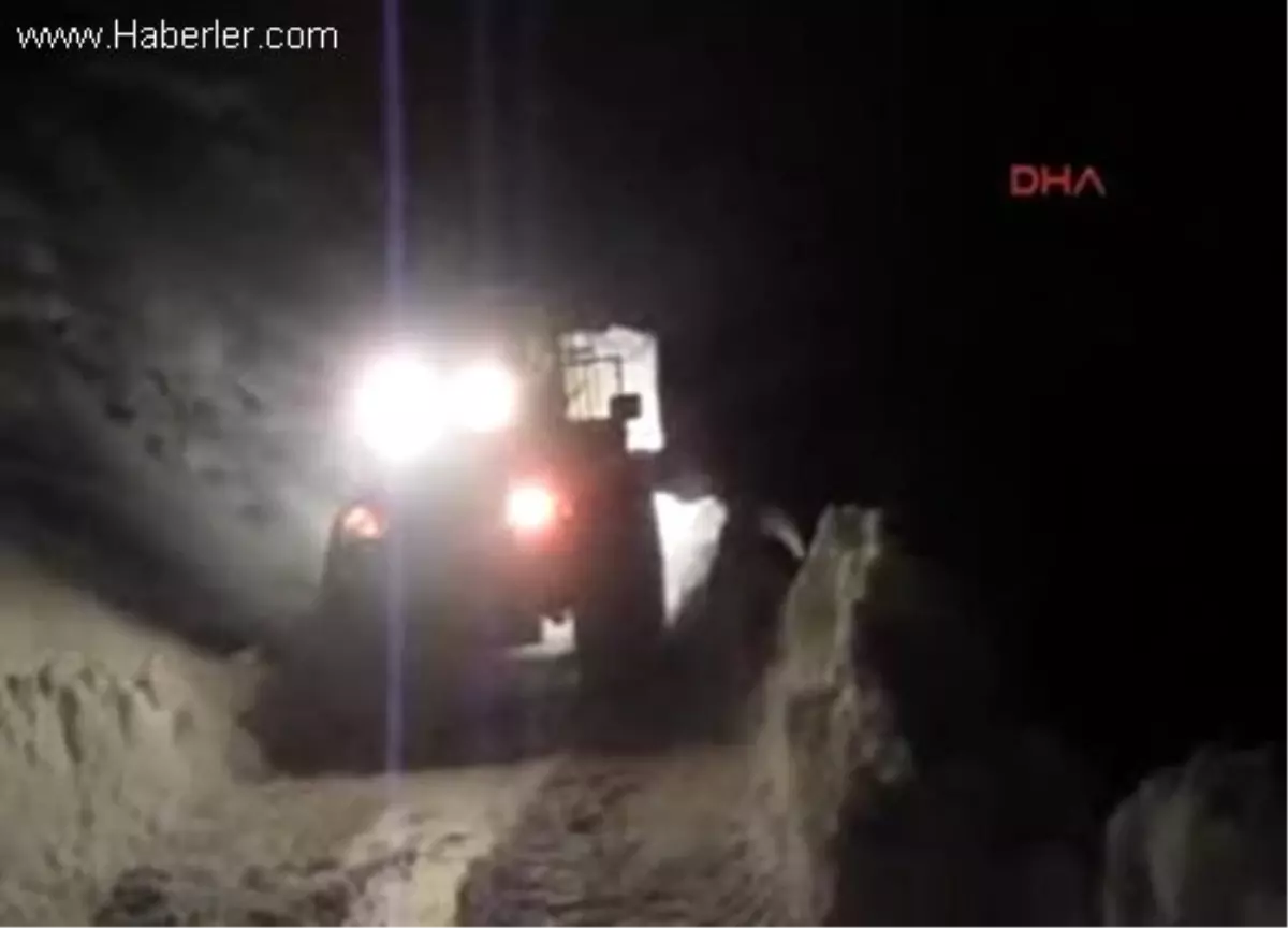 Mehmetçik Karda Mahsur Kalan 5 Kişiyi Kurtardı