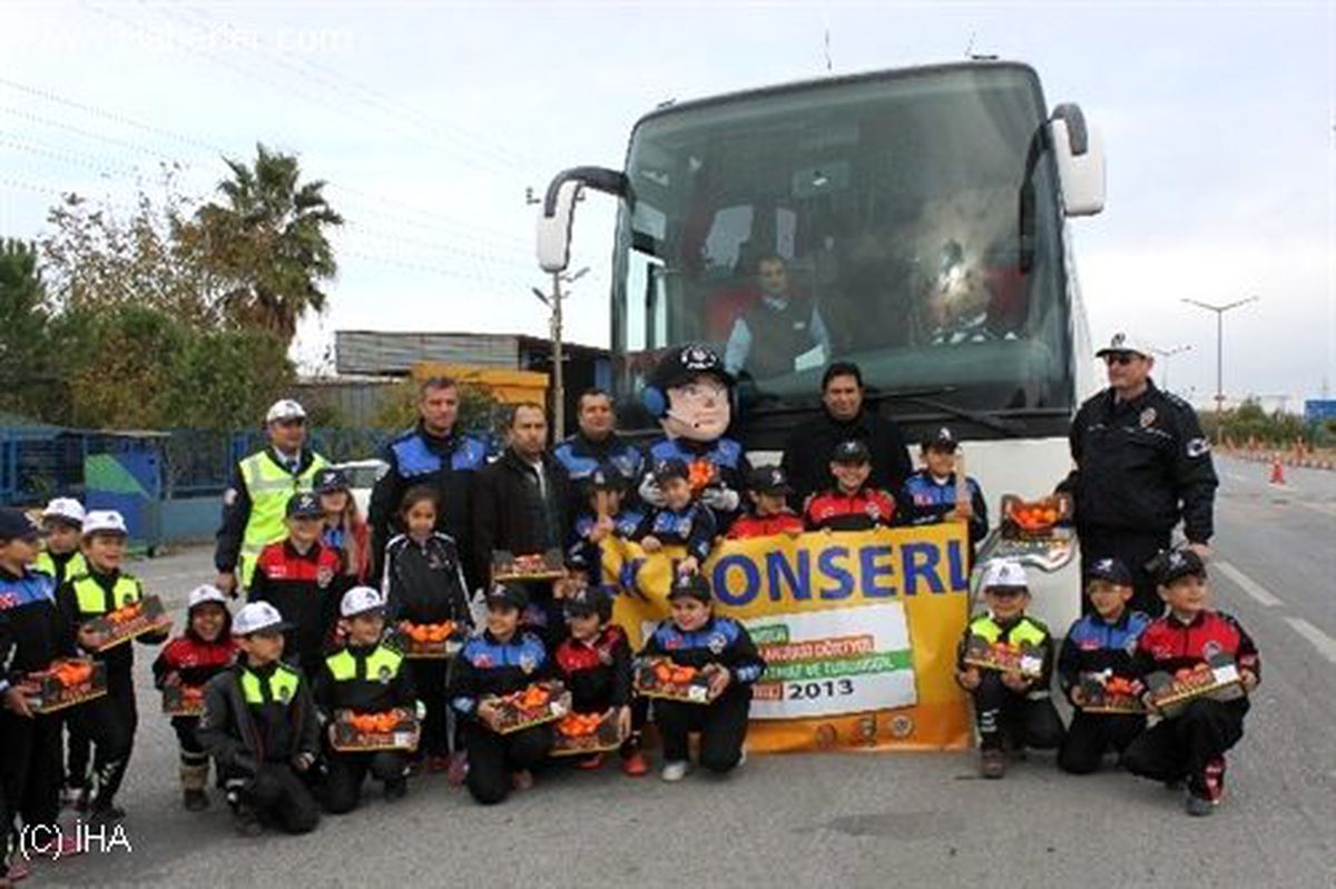 Minik Polis Adaylarından Sürücülere Portakal