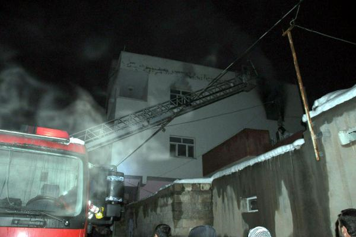 Nusaybin\'de Ev Yangını: 1 Yaralı