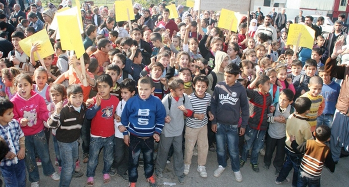 Öğrenci Velileri İkili Eğitimden Vazgeçilmesi İçin İmza Topladı