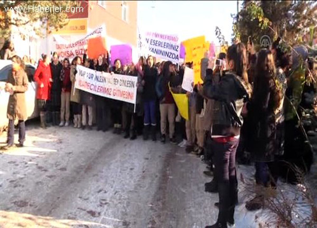 Öğrencilerden "müdür gitmesin" protestosu -
