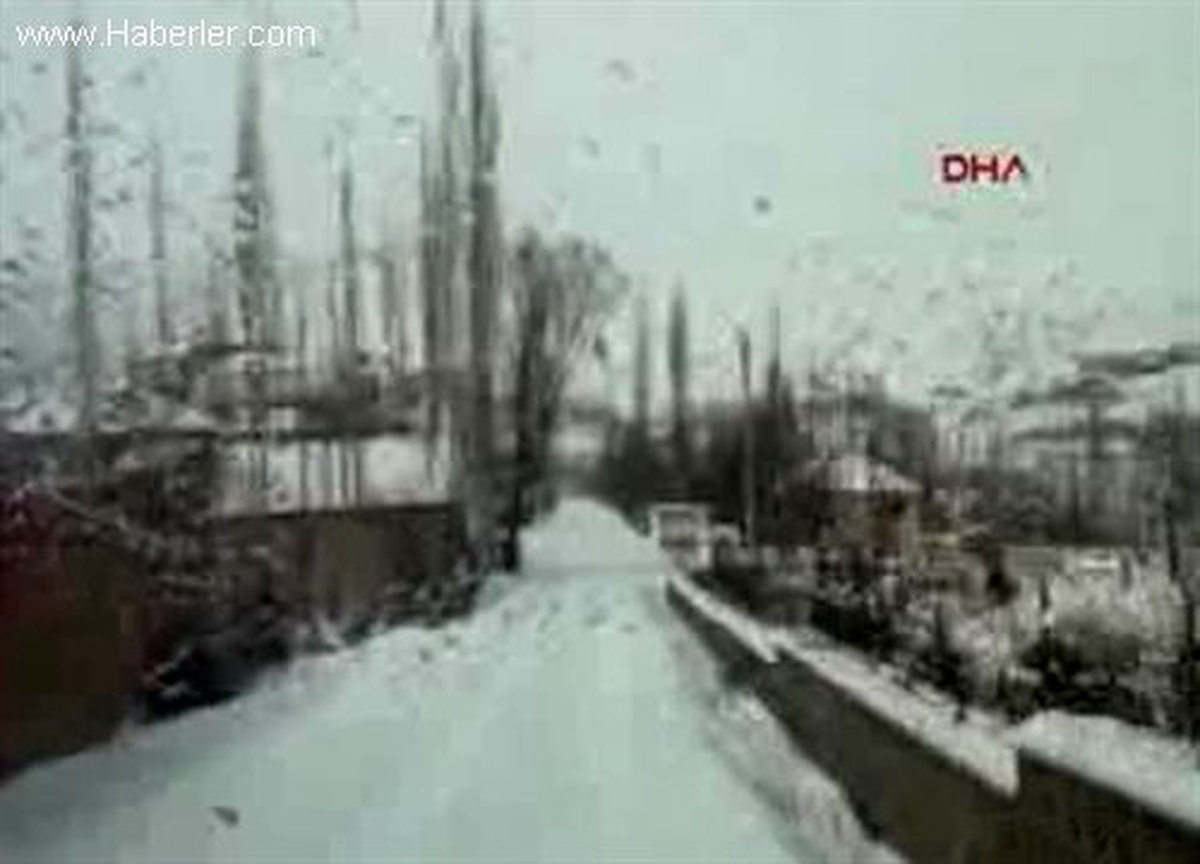 Öğretmenler, Köy Dışında Oturan Öğrencileri Evlerine Götürüyor