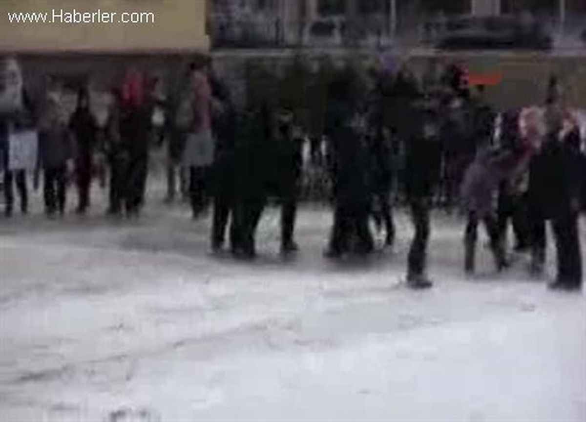 Okul Bahçesi Buz Pistine Dönüştü