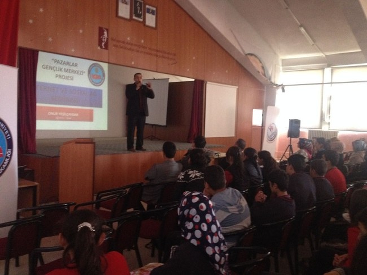 Kütahya\'da Öğrencilere İnternet Semineri Verildi
