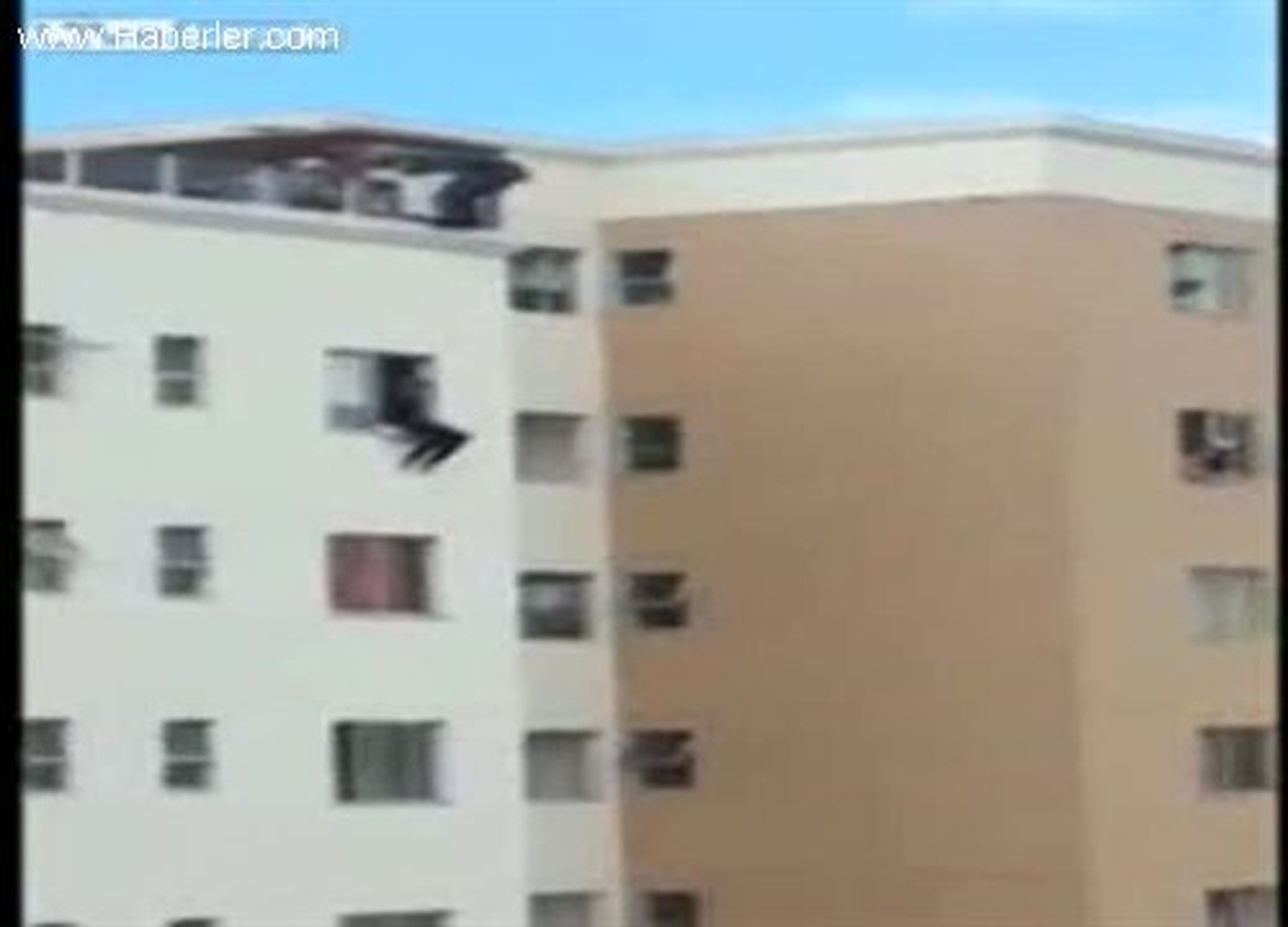İntihar Etmek İsteyen Adamı Kurtaran Tekme