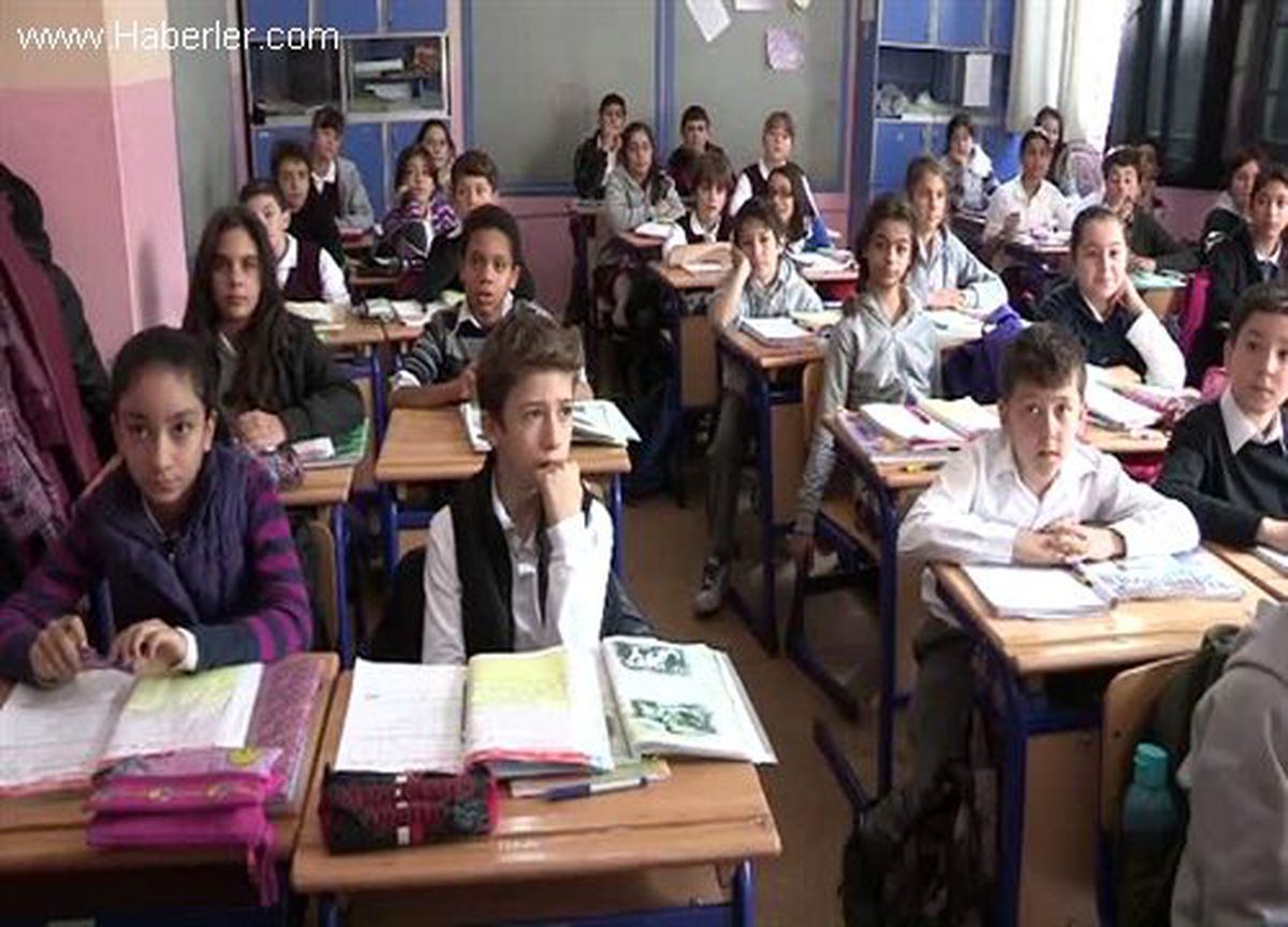 PTT'den Öğrencilere Ücretsiz Tebrik Kartı