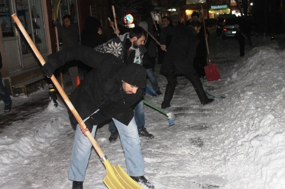 Saadet Partisi\'nden \'Kar Temizleme\' Protestosu