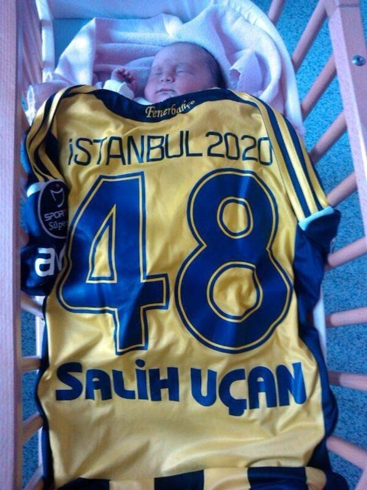 Salih Uçan\'dan Yeni Doğan Bebeğe Forma Sürprizi