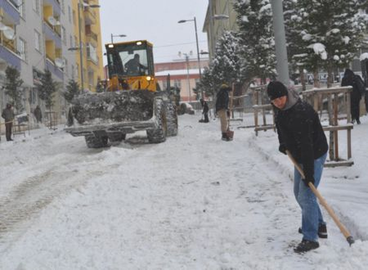 Silvan\'da Kar Temizleme Çalışmalarını Esnaf Yapıyor