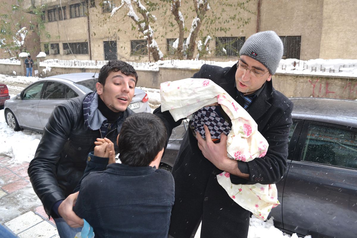 Suriyeli Çocuklar Donmak\'tan Kurtarıldı