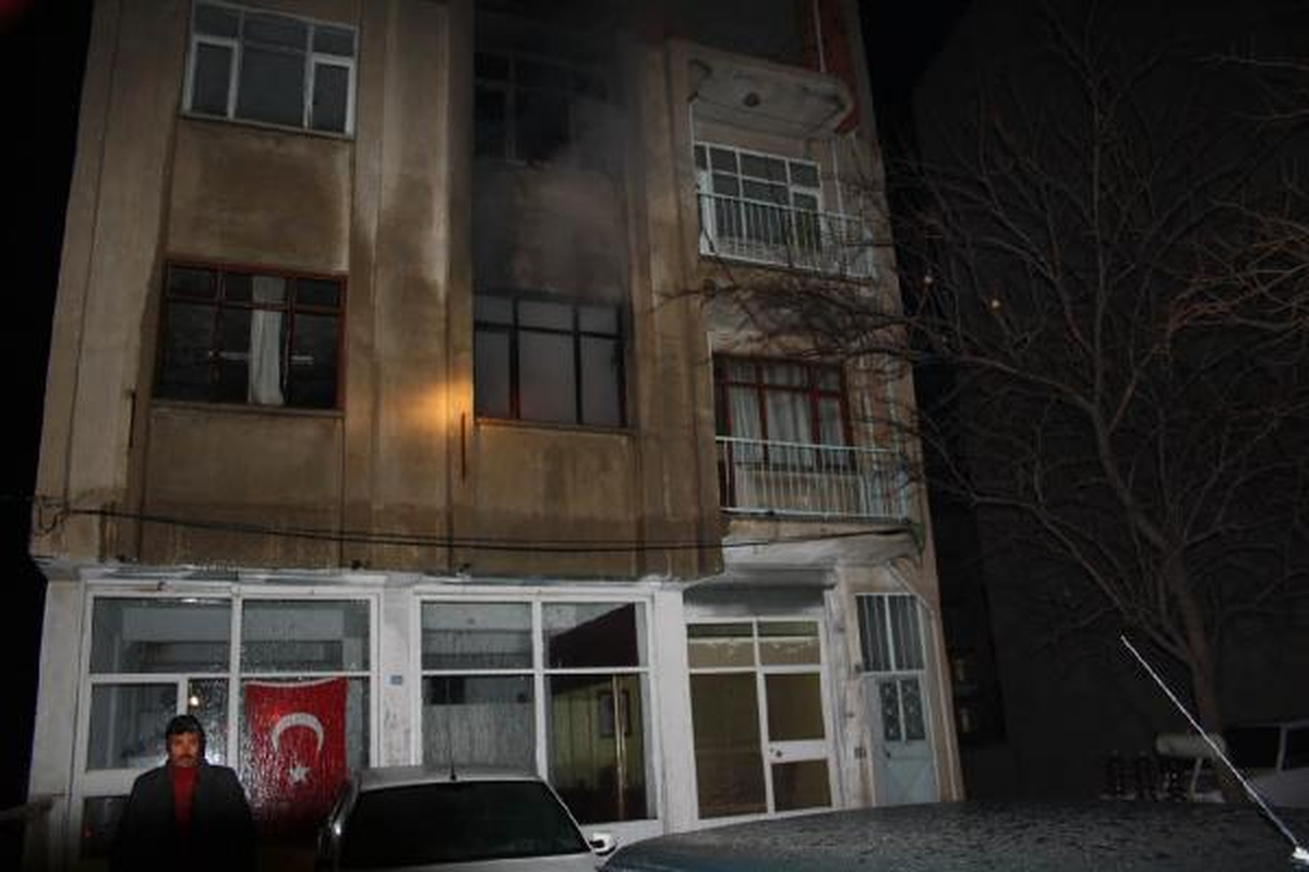 Tinerle Soba Yakmak İsteyen 6 İşçi Yaralandı