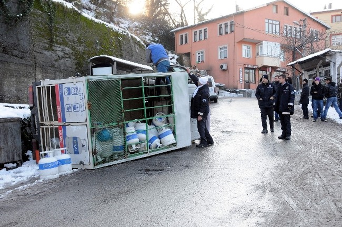 Tüp Kamyoneti Yan Yattı
