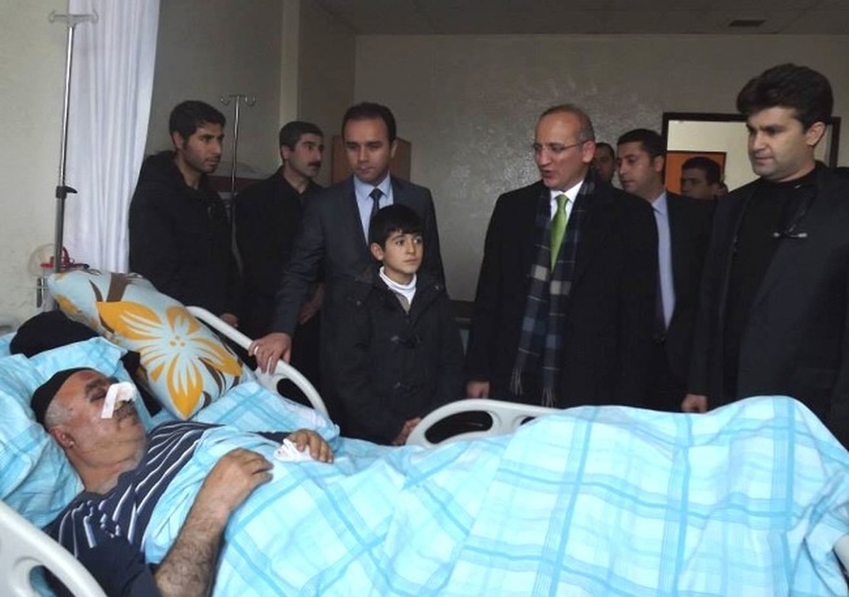 Bitlis Valisi Yurdakul, Tatvan\'da Kazazedeleri Ziyaret Etti